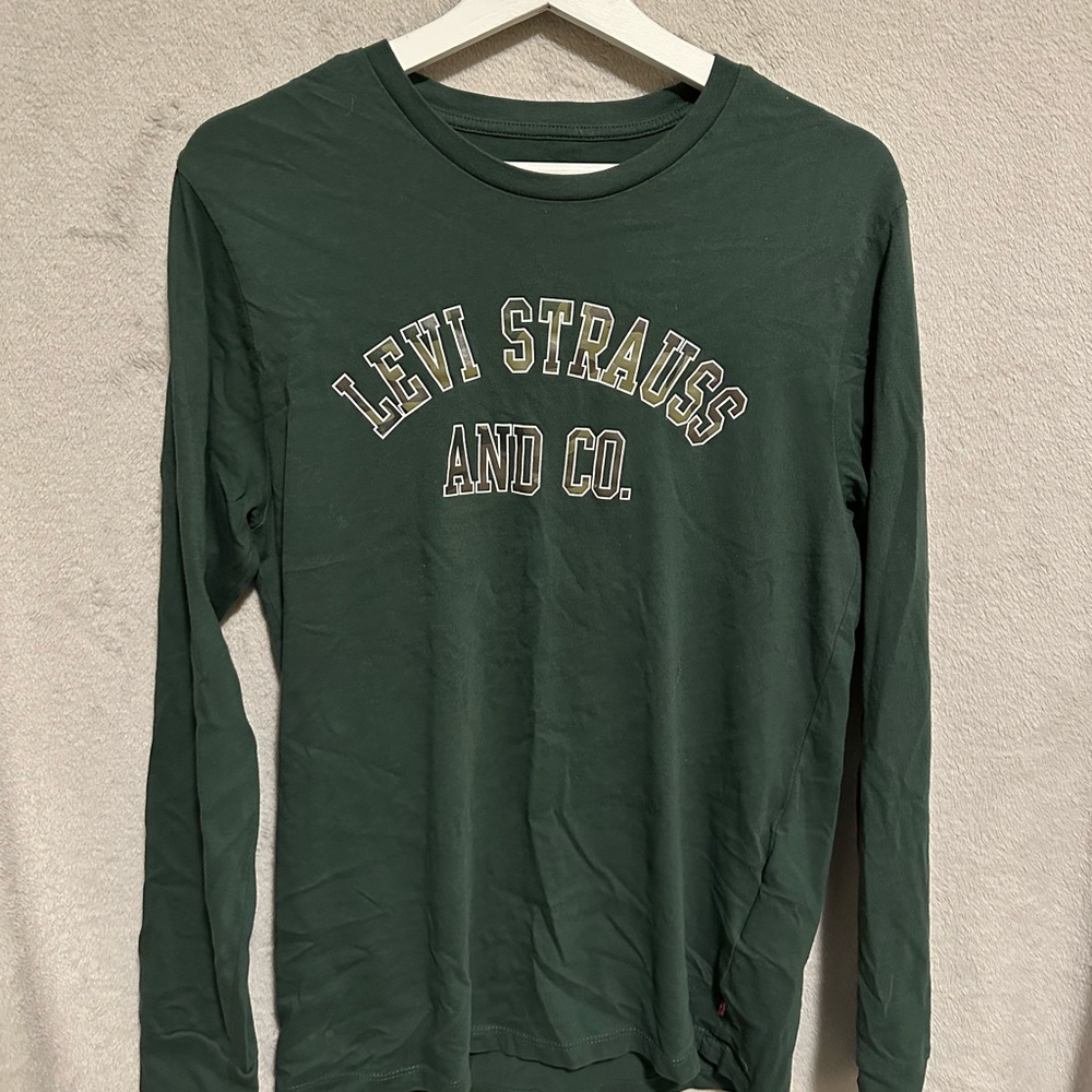Green Levi’s long shirt with camouflage logo